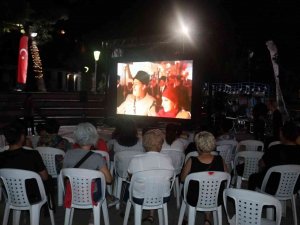 ‘Cumhuriyet’ Filmini Cumhuriyet Parkı’nda Hep Birlikte İzlediler