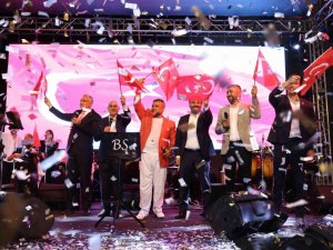 30 Ağustos Zafer Bayramı Bülent Serttaş Konseriyle Kutlandı