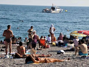 Boğulma İhbarı Üzerine Sahile Gelen Polisler Bile Keyiflerini Bozamadı