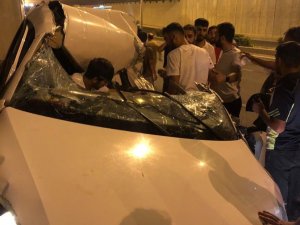 Makas Atarak Tıra Arkadan Çarptı: 2 Yaralı