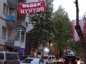 Araç Gürültüsünden Uyuyamayan Bebeği İçin Caddeye "Bebek Uyuyor" Afişi Astı