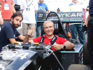 Savunma Sanayi Başkanı İ̇smail Demir, F1 Aracından Gözdağı Verdi