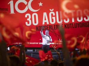 Başkan Seçer, Gençlerle Birlikte ’10. Yıl Marşı’nı Söyledi