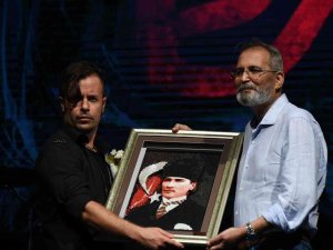 Tarsus’ta Zafer Coşkusu Emre Aydın Konseriyle Yaşandı