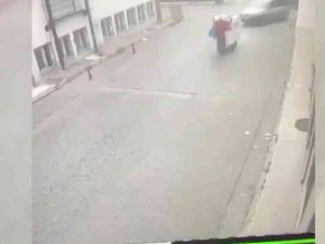 Bursa’da İnanılmaz Kaza Kamerada...ekmek Teknesinin Altında Kaldı