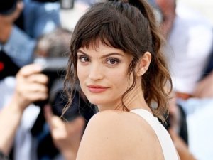 Cannes Ödüllü Ünlü Oyuncu Charlbi Dean Hayatını Kaybetti