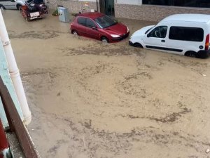 Tekirdağ’da Dolu Ve Sağanak Sonrası Sokakları Su Bastı