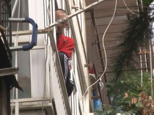 Kadıköy’de Boşandığı Eşinin Evini Bastı: 2 Kişiyi Yaraladı, Kendini Eve Kapattı