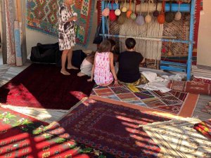 Yerel Dokuma Ürünleri Turistlerin İlgisini Çekiyor