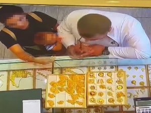 Önce Baktı Sonra Da 70 Bin Liralık Kolyeleri Bebeğin Elbisesine Saklayarak Çaldı