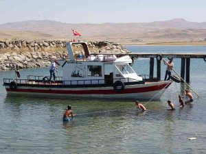 Karaya Oturan Teknenin Yardımına Çocuklar Koştu