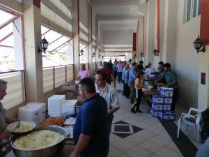 Çiftçiler Her Yıl Bereketli Bir Hasat Yılı İçin Hayvan Kesip Yemek Dağıtıyor