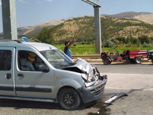 Çapa Motoru İle Hafif Ticari Araç Çarpıştı: 6 Yaralı
