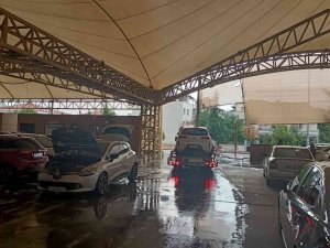 Araçlarını Doludan Korumak İçin Kapalı Alanlara Akın Ettiler