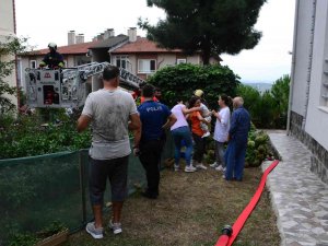 Buzdolabından Yangın Çıktı, Mahsur Kalanları İtfaiye Ekipleri Camdan Kurtardı