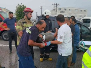 Kamyonet İle Hafif Ticari Araç Çarpıştı: 4 Yaralı