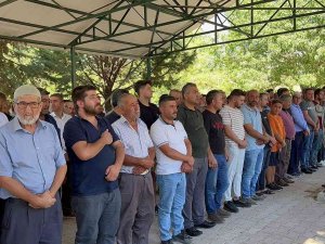 Kazada Can Veren Üniversiteli Kızın Tabutu Üzerine Kırmızı Duvak Örtüldü