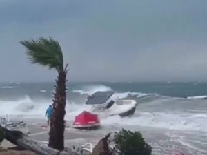 Fırtına Avşa Adası’nda Teknelere Zarar Verdi
