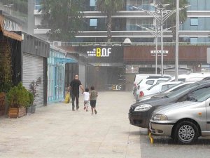 Kısa Süren Sağanak Sokakları Dereye Çevirdi