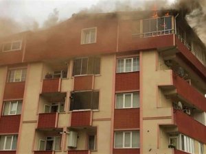 Yıldırımın Düştüğü Çatı Katı Alevlere Teslim Oldu