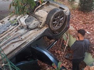 Sancaktepe’de Kontrolden Çıkan Otomobil Okul Bahçesine Uçtu: 2 Yaralı