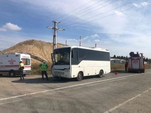 Kamyonla Otobüs Çarpıştı: 2 Yaralı