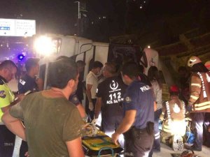 Ataşehir’de Minibüsle Çarpışan Beton Mikseri Devrildi: 2 Yaralı