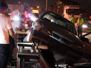 İ̇şçi Minibüsüne Çarpan Otomobil Bariyerlere Çıktı: 1 Yaralı