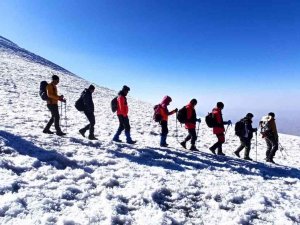 Ağrı Dağı’nın Zirvesinde Çay İçip Kahvaltı Yaptılar