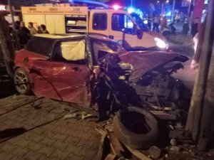 Önce Refüje Sonra Tıra Çarptı: 3 Yaralı