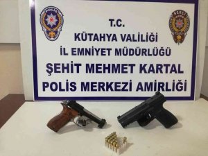 Kütahya’da İki Maganda Silahlarıyla Birlikte Yakalandı