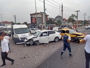 Işıklı Kavşakta 3 Otomobil Çarpıştı: 2 Yaralı