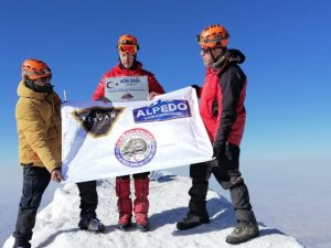 Dağcılar Ağrı Dağı Zirvesinde