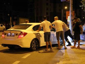Alkolü Sürücü Mahalleyi Elektriksiz Bıraktı