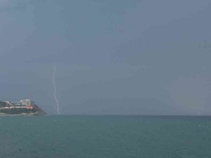 Zonguldak’ta Şimşekler Gökyüzünü Kapladı