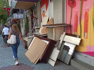 Şehrin Göbeğinde Kaldırıma Mobilya Yığıldı