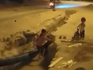 Belediyenin Açık Unuttuğu Su Çukuru Çocuklara Serinleme Alanı Oldu