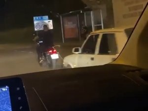 Bursa’da Motosiklet Otomobili Çekti