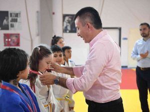 Tesisler Yapıldı, Madalyalar Geldi