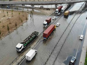 Beylikdüzü’nde Yollar Göle Döndü, Trafik Durma Noktasına Geldi