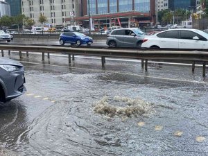 Ataşehir’de Sağanak Yağış Sebebiyle Yollar Su Altında Kaldı