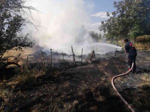 Bahçede Ot Yangını İtfaiyenin Müdahalesiyle Söndürüldü