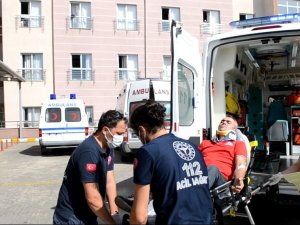Servis Minibüsüyle Çarpışan Kamyonet Şoförü Yaralandı
