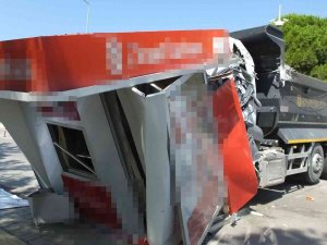 Burhaniye’de Freni Boşalan Kamyon Yıktı Geçti