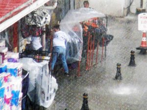 Yağmur Pazarcıları Hazırlıksız Yakaladı