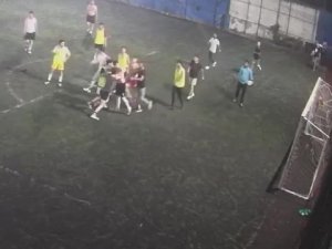 Ümraniye’de Halı Sahada İki Grubun Tekmeli Yumruklu Kavgası Kamerada