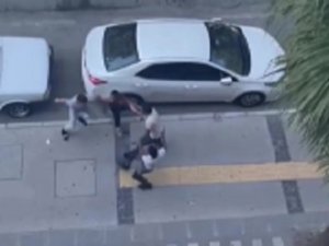 Kavga Ettiği Kişilere Salladığı Bıçak, Nişanlısına Denk Geldi
