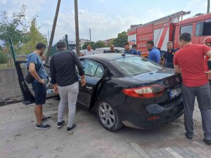 Tansiyonu Düşen Sürücü Bahçe Duvarına Çarpıp Otomobilde Sıkıştı