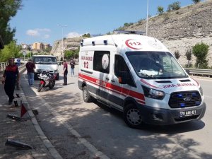 Bariyere Çarpan Kamyonetteki 2 Kişi Yaralandı