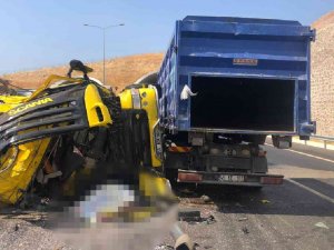 İ̇zmir’de Lastiği Patlayan Tır Dehşet Saçtı: 1 Ölü, 5 Yaralı